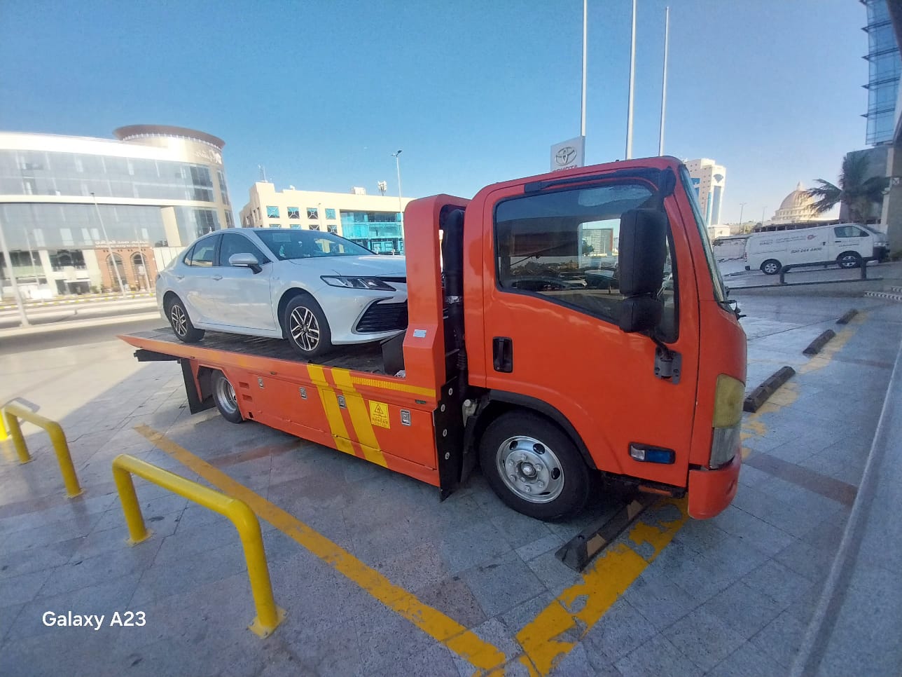 سطحة الرياض في موقف السيارات